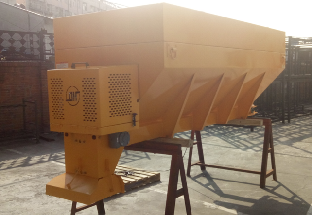 新款4m³自动力撒布机