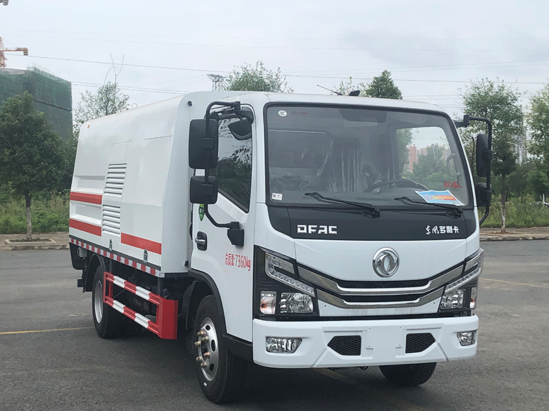 中置护栏清洗车