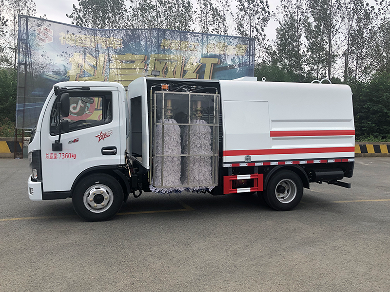 中置护栏清洗车
