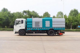 东风天锦9方吸尘车