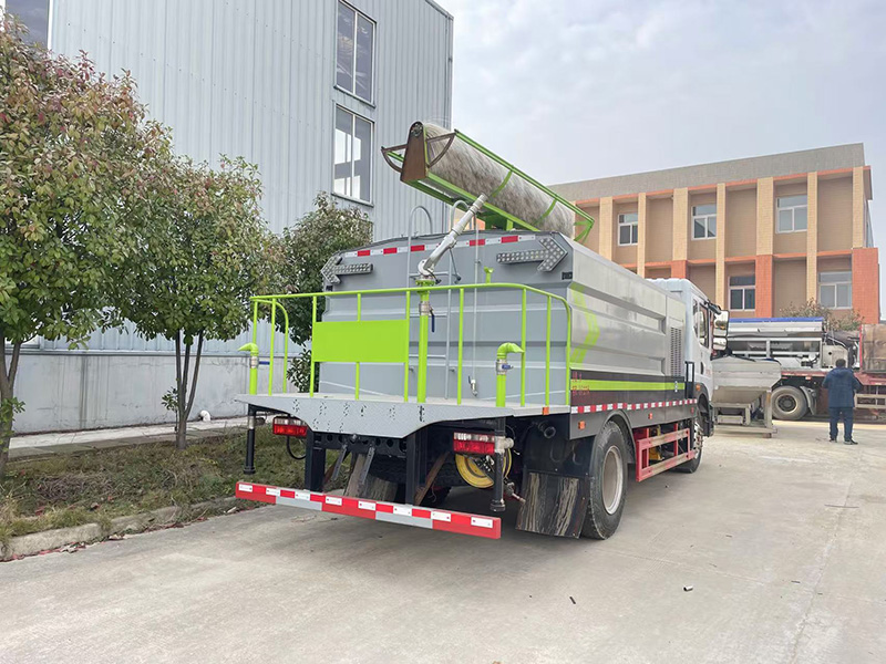 东风D9光伏清洗车