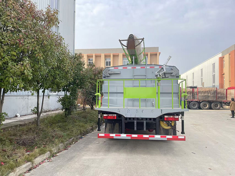 东风D9光伏清洗车