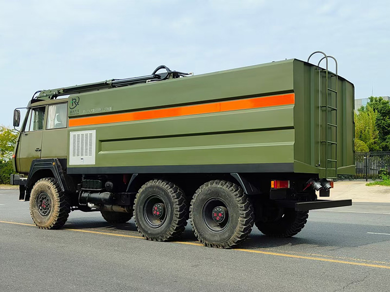 陕汽六驱光伏清洗车