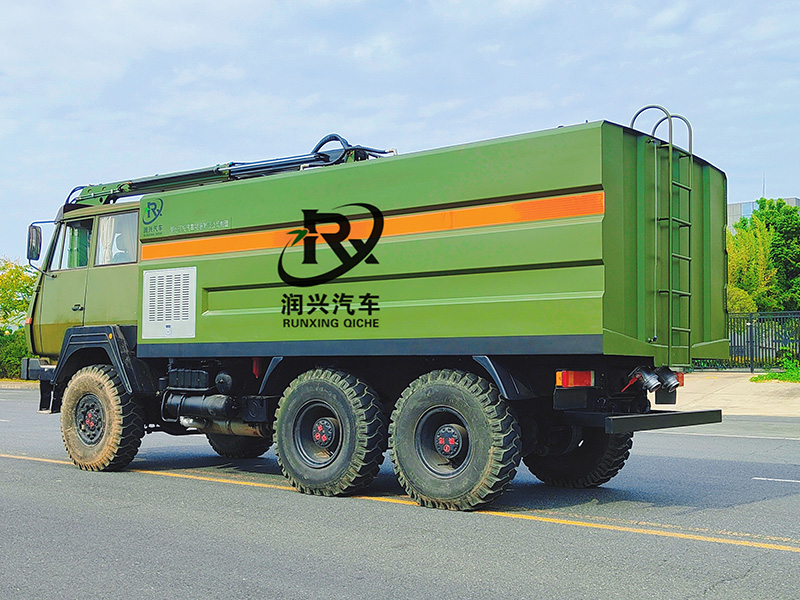 陕汽六驱光伏清洗车