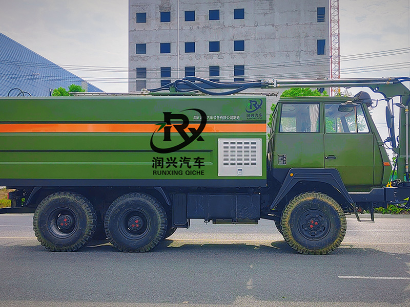 陕汽六驱光伏清洗车