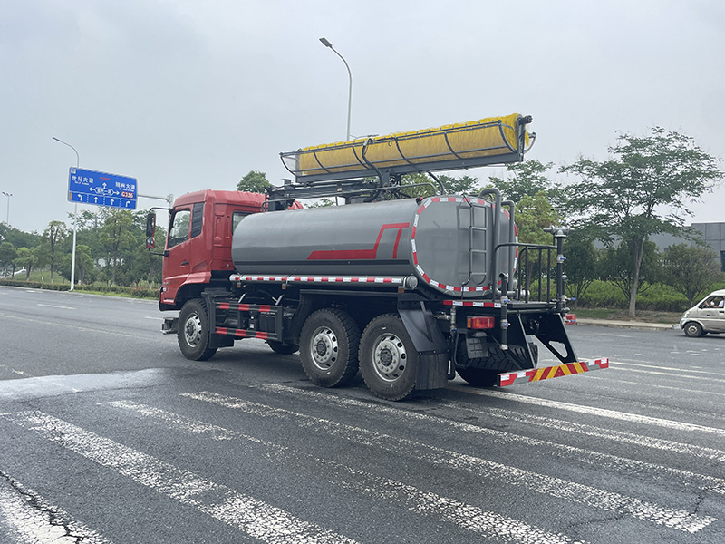 天锦六驱光伏清洗车