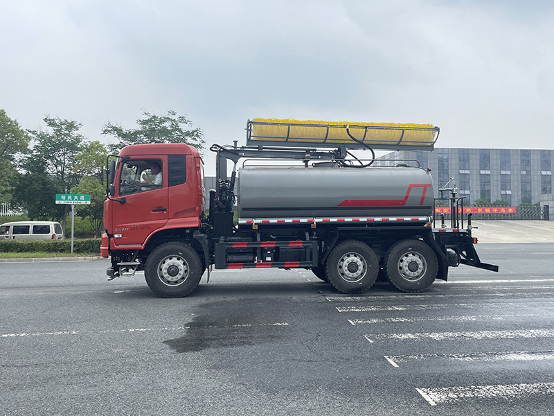 天锦六驱光伏清洗车