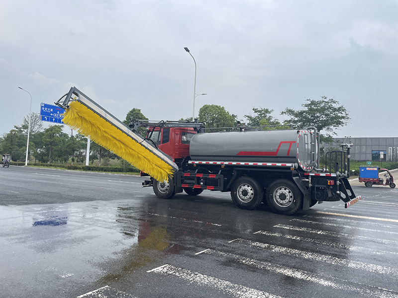 天锦六驱光伏清洗车