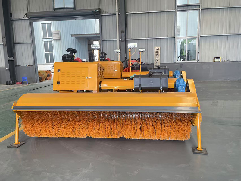 自带动力除雪滚