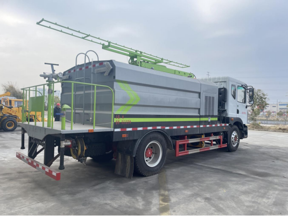 润兴东风D9光伏清洗车（喷水架）