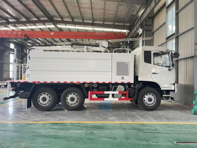 天锦后双桥6驱光伏板清洗车（方罐）