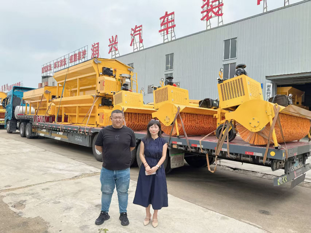 【破冰前行 使命必达】河北秦**区环卫中心61台除雪设备隆重下线发货！