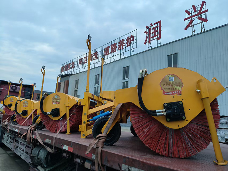 湖北润兴汽车装备有限公司成功交付5台定制除雪滚刷，助力内蒙古呼和浩特冬季道路除雪除冰