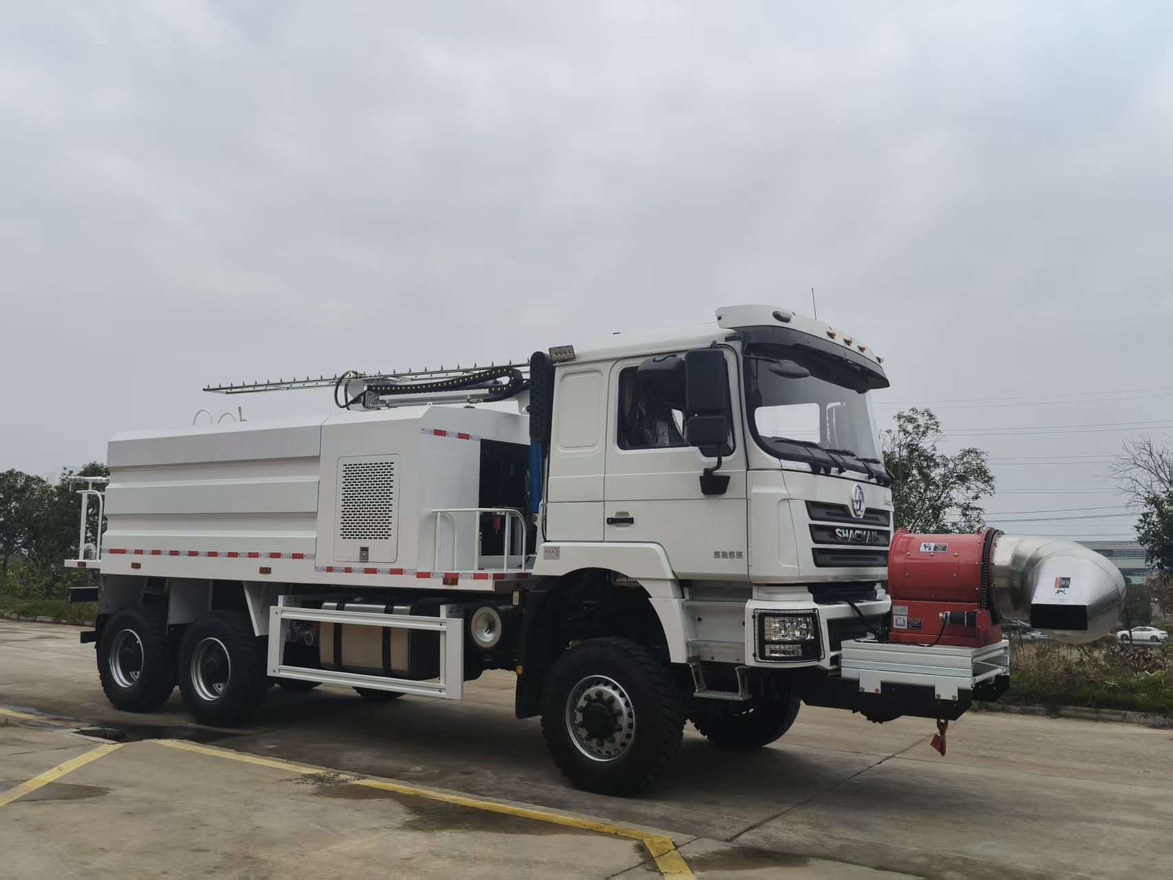 六驱光伏板清洗车